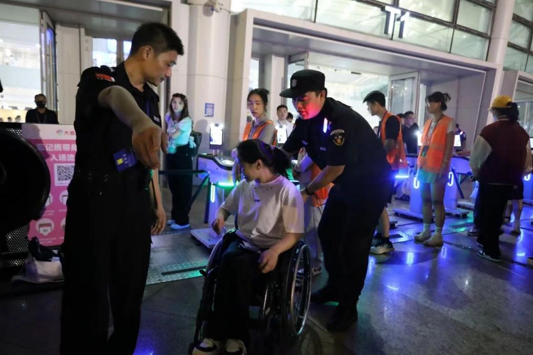 C:/Users/Administrator/Desktop/“安保鐵軍、硬核保障”2024系列報(bào)道四十二——南京市保安服務(wù)有限公司成功護(hù)航張碧晨「今兒個(gè)開心」十周年巡回演唱會(huì)南京站安保任務(wù)/5.jpg5