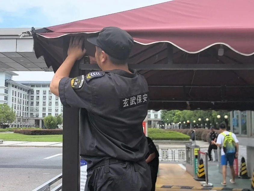C:/Users/Administrator/Desktop/臺風“貝碧嘉”來襲，南京保安積極應對，“守”護萬家團圓！/6.jpg6
