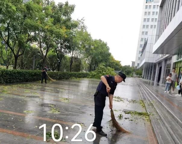 C:/Users/BA/Desktop/風(fēng)雨過后南京保安迅速行動(dòng)，恢復(fù)安“寧”面貌/5.jpg5