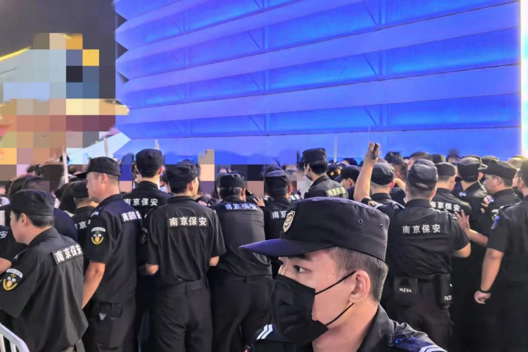 C:/Users/Administrator/Desktop/臺風“貝碧嘉”來襲，南京保安積極應對，“守”護萬家團圓！/12.jpg12