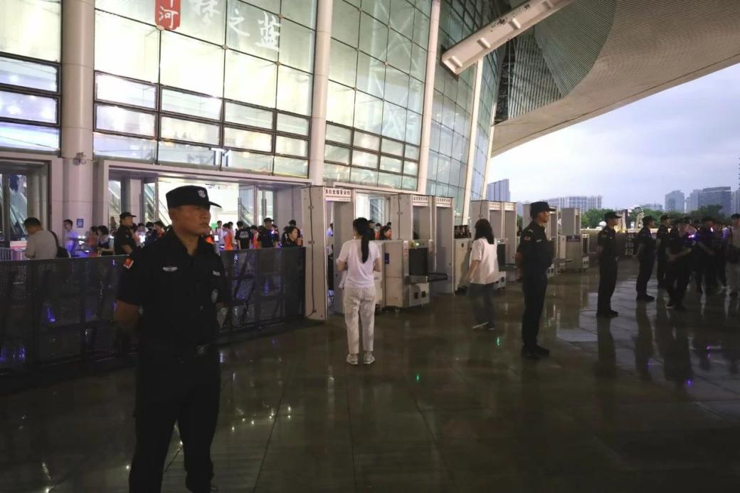 C:/Users/Administrator/Desktop/“安保鐵軍、硬核保障”2024系列報(bào)道四十二——南京市保安服務(wù)有限公司成功護(hù)航張碧晨「今兒個(gè)開心」十周年巡回演唱會(huì)南京站安保任務(wù)/3.jpg3