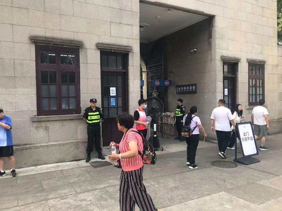C:/Users/Administrator/Desktop/臺風“貝碧嘉”來襲，南京保安積極應對，“守”護萬家團圓！/8.jpg8